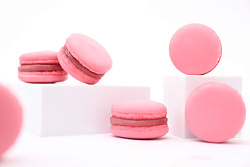 Пирожное воздушное макарон «Вишнёвый»